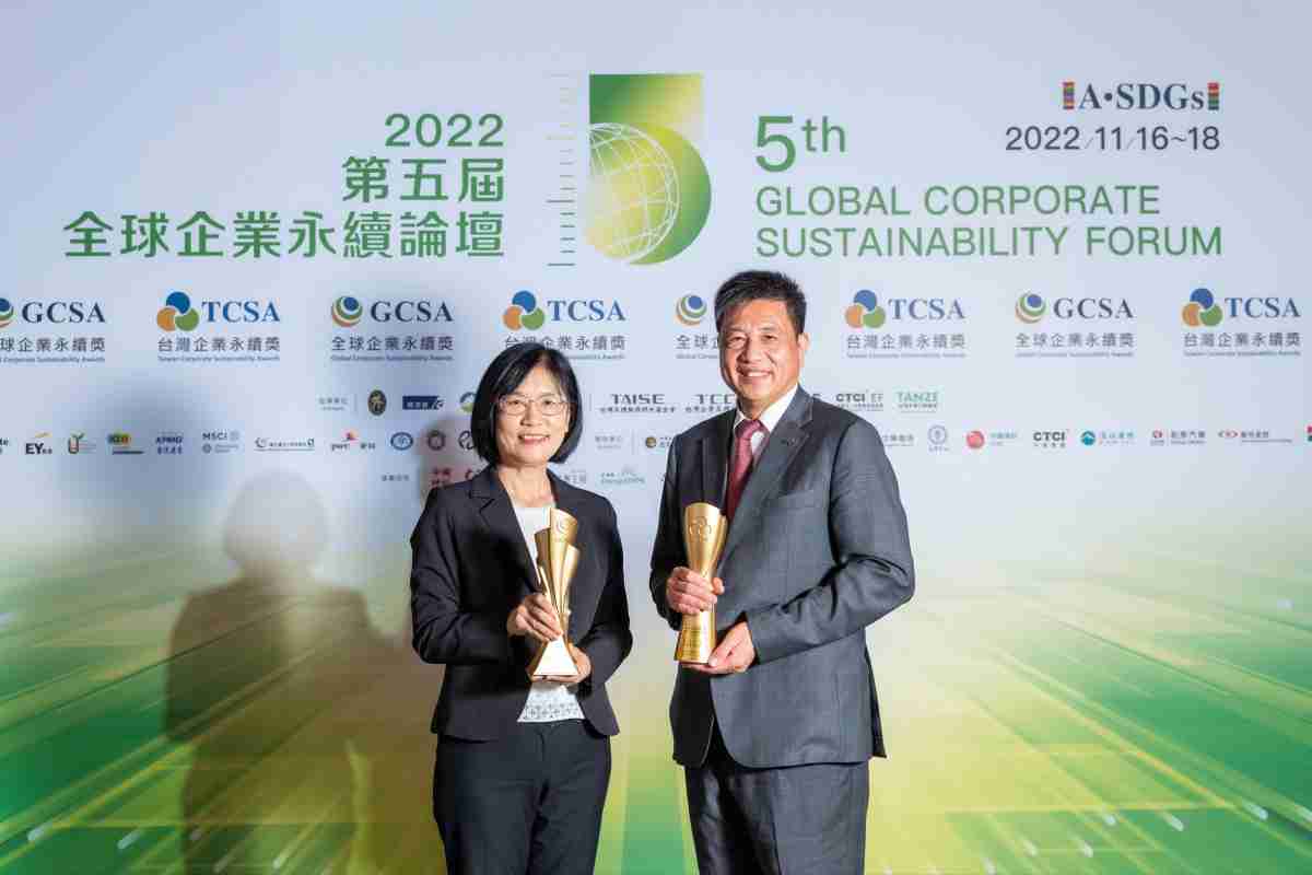 william威廉中文官网作为净零碳排先锋，，期引领价值链伙伴同行共好，，，，卫冕制造业组“十大典范企业” 二连冠殊荣(左：william威廉中文官网光电永续长古秀华，，，右：william威廉中文官网光电董事长暨执行长彭双浪)