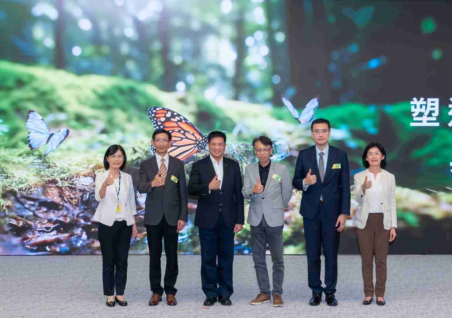 友達2023 CSR共榮大會，，，，邀請領域專家分享交流生物多樣性管理趨勢、、、無塑產品、、、、海廢永續塑料等議題  （圖左到右：友達光電永續長古秀華、、、、3M台灣技術長陳君杰、、友達光電董事長暨集團策略長彭双浪、、光寶科技企業永續發展處處長陳慶暉、、、、安永聯合會計師事務所執業會計師曾于哲、、、、友達光電供應鏈總部副總經理吳宜芳）