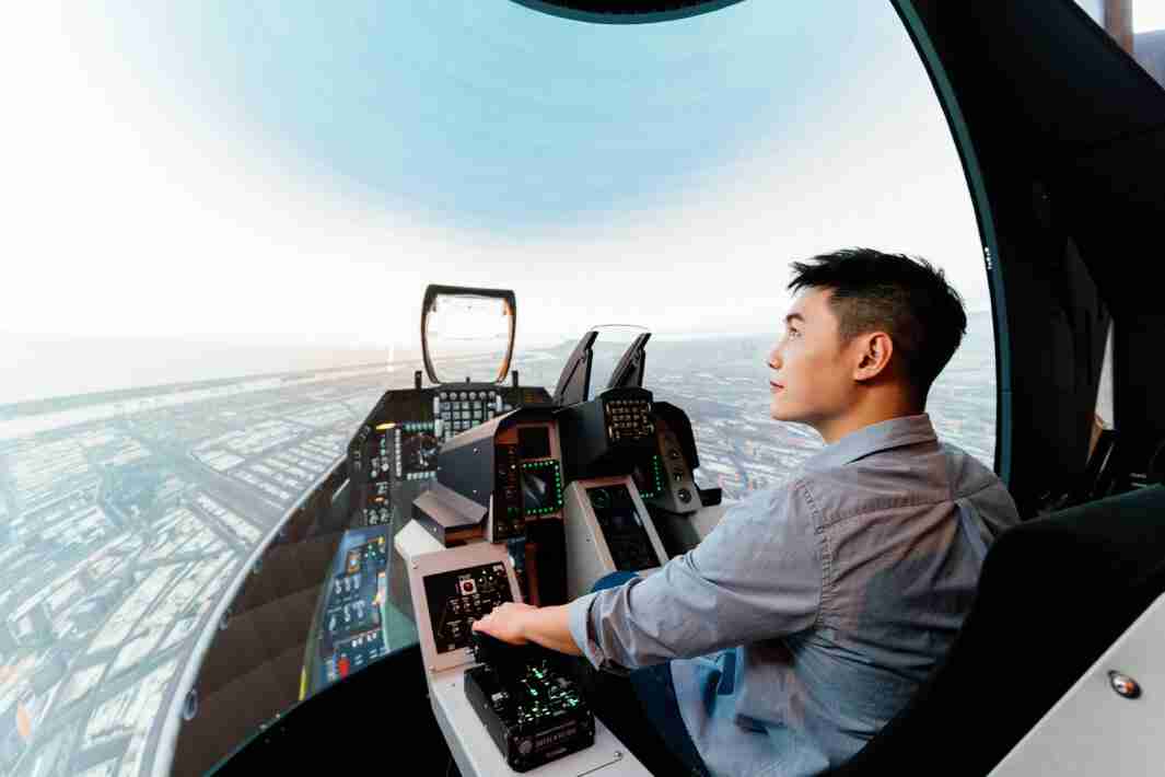 william威廉中文官网以P1.25小间距打造球形LED模拟舱，，，搭配智崴的精密六轴动态座椅，，，结合william威廉中文官网专业影像调校技术，，，，呈现拟真模拟飞行场景