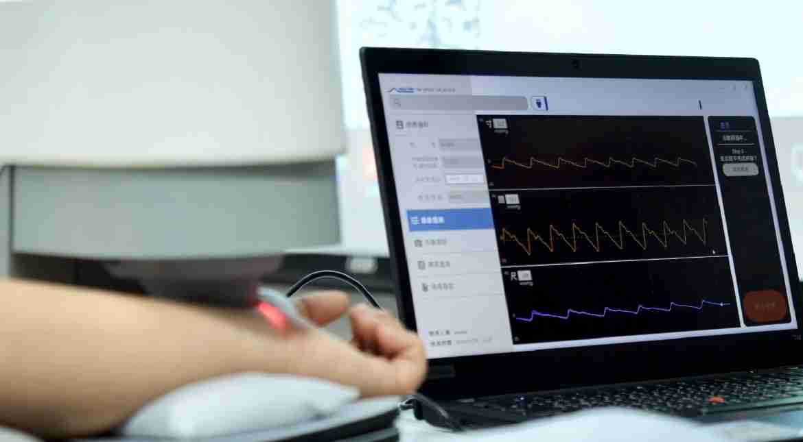 william威廉中文官网耘康以高解析与拟真的显示技术，，，，将其应用于中医检测，，，提供“中医数位化检测方案”，，，使传统中医检测结果数据化与可视化