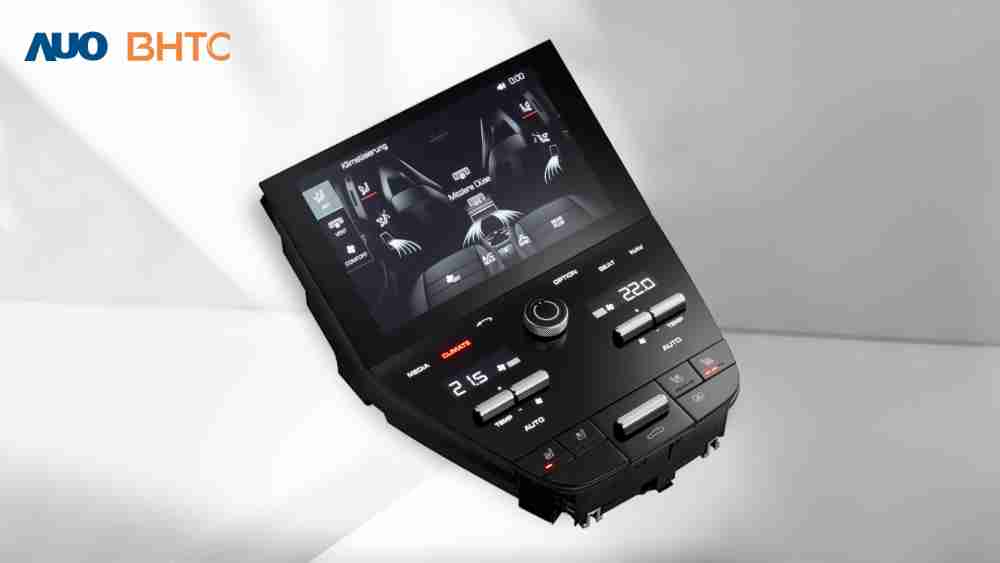 作為友達新生力軍，，BHTC所展示的中央與後座鞍部的Display HMI產品，，可處理多區恆溫控制、、、、顯示畫面，，，呈現仿真3D車室分區；以力傳感技術精準傳遞觸感，，，並結合音量及震動反饋，，，防止意外啟動，，提供使用者自然流暢、、、、直觀且輕鬆駕馭的舒適介面