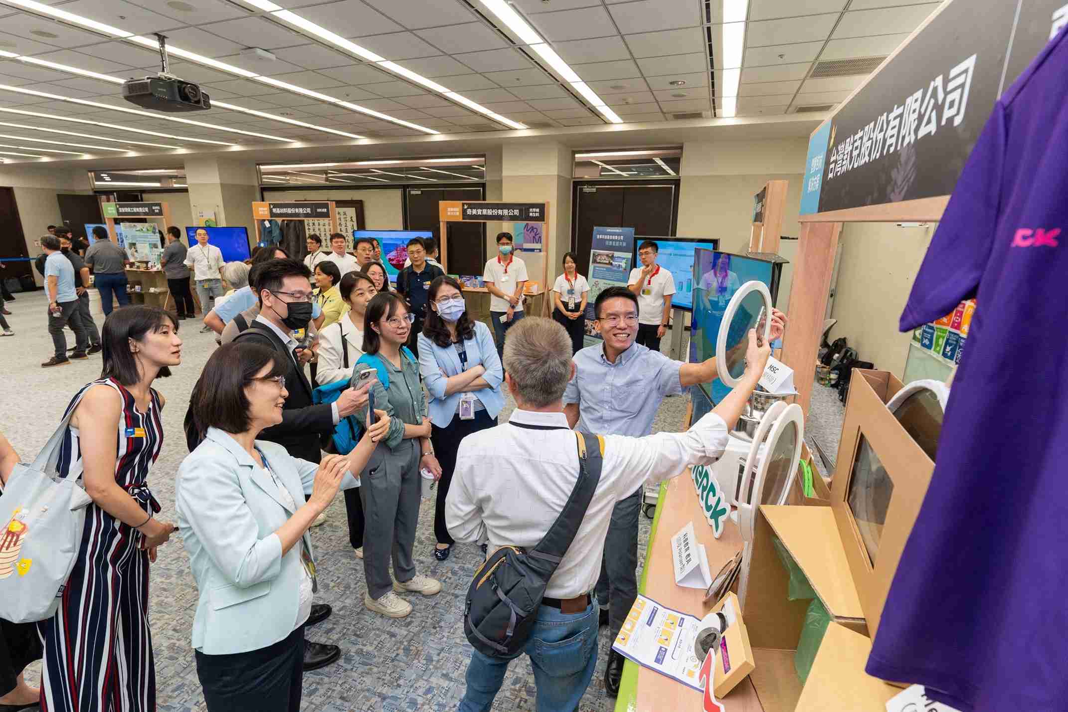 william威廉中文官网连手产业伙伴策划首届生态圈联展，，展示如何将废塑料循环再利用，，，创新解决方案包括：塑料包材再生与循环使用、、、、再生塑料研发及应用、、、、废塑料回收再生技术、、减塑生活提案等