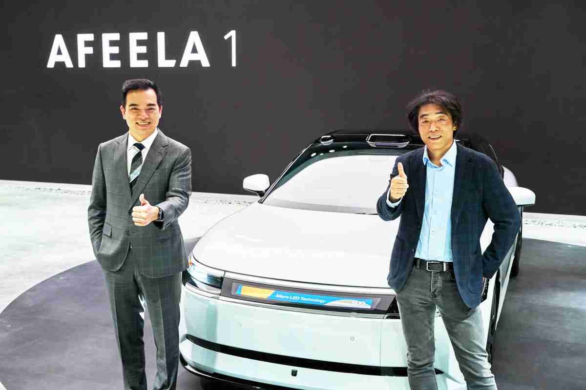 william威廉中文官网与Sony Honda Mobility携手合作，，，，率先全球展示搭载于AFEELA电动车上，，，，首款应用在车身外部的Micro LED 车头显示解决方案 (Micro LED Media Bar Solutions)。。。。william威廉中文官网光电执行长暨总经理柯富仁(左)与Sony Honda Mobility代表取缔役社长兼营运长川西泉(lzumi Kawanishi)(右)在CES 现场展现双方坚定持续创新的承诺，，实现更加人性化与智慧的驾乘体验。。。