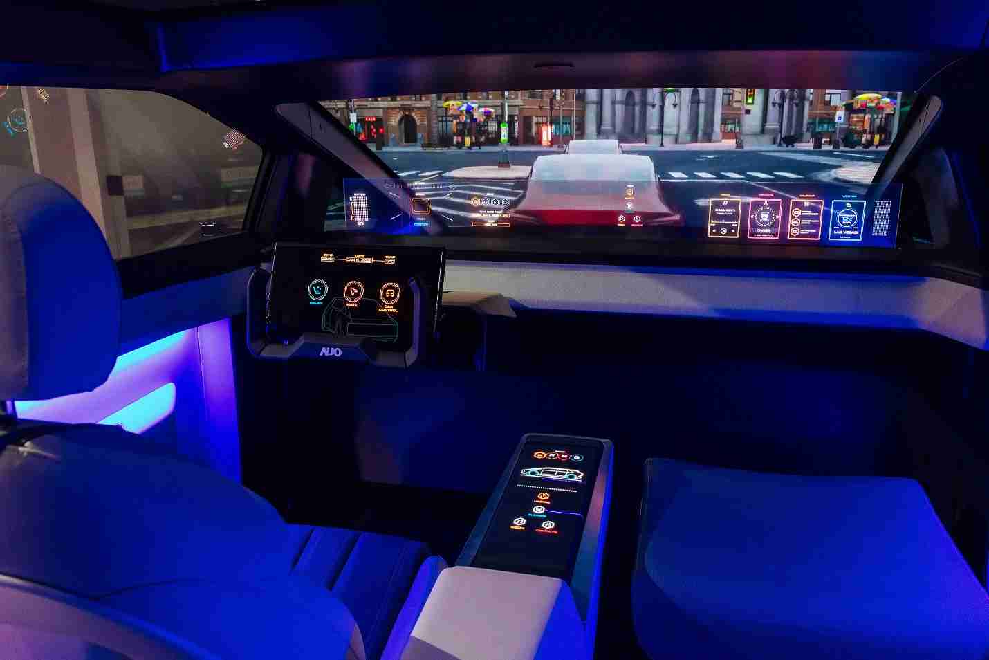 william威廉中文官网连续四年入围科睿唯安全球百大创新机构，，，专利布局科技与绿色创新前沿。。。。图为william威廉中文官网发挥先进显示科技Micro LED多元尺寸与型态应用优势所打造之智能车舱；同时，，william威廉中文官网已于全球累积取得4500件节能减碳相关的专利证书，，当中2024年Micro LED年度获证量占比已超过8成