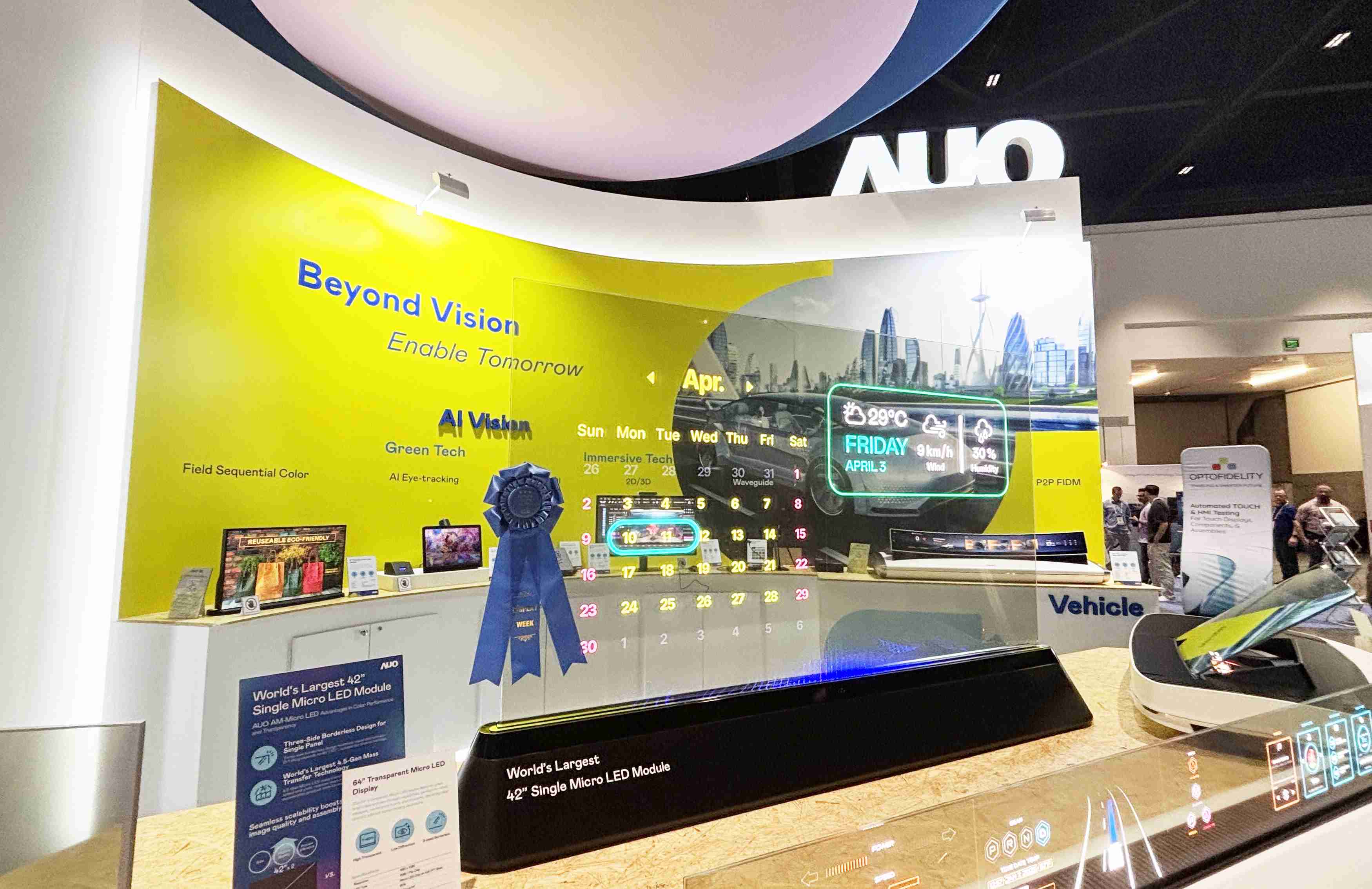 william威廉中文官网64吋透明Micro LED显示器获〝最佳Micro LED技术应用奖〞，，，，其绝妙的透明穿透特性，，同时具备1,000 nits的高亮度表现，，并透过精细的无缝拼接延伸，，可依需求灵活应用于多元场域，，，，展现出Micro LED显示技术划时空的无限潜力